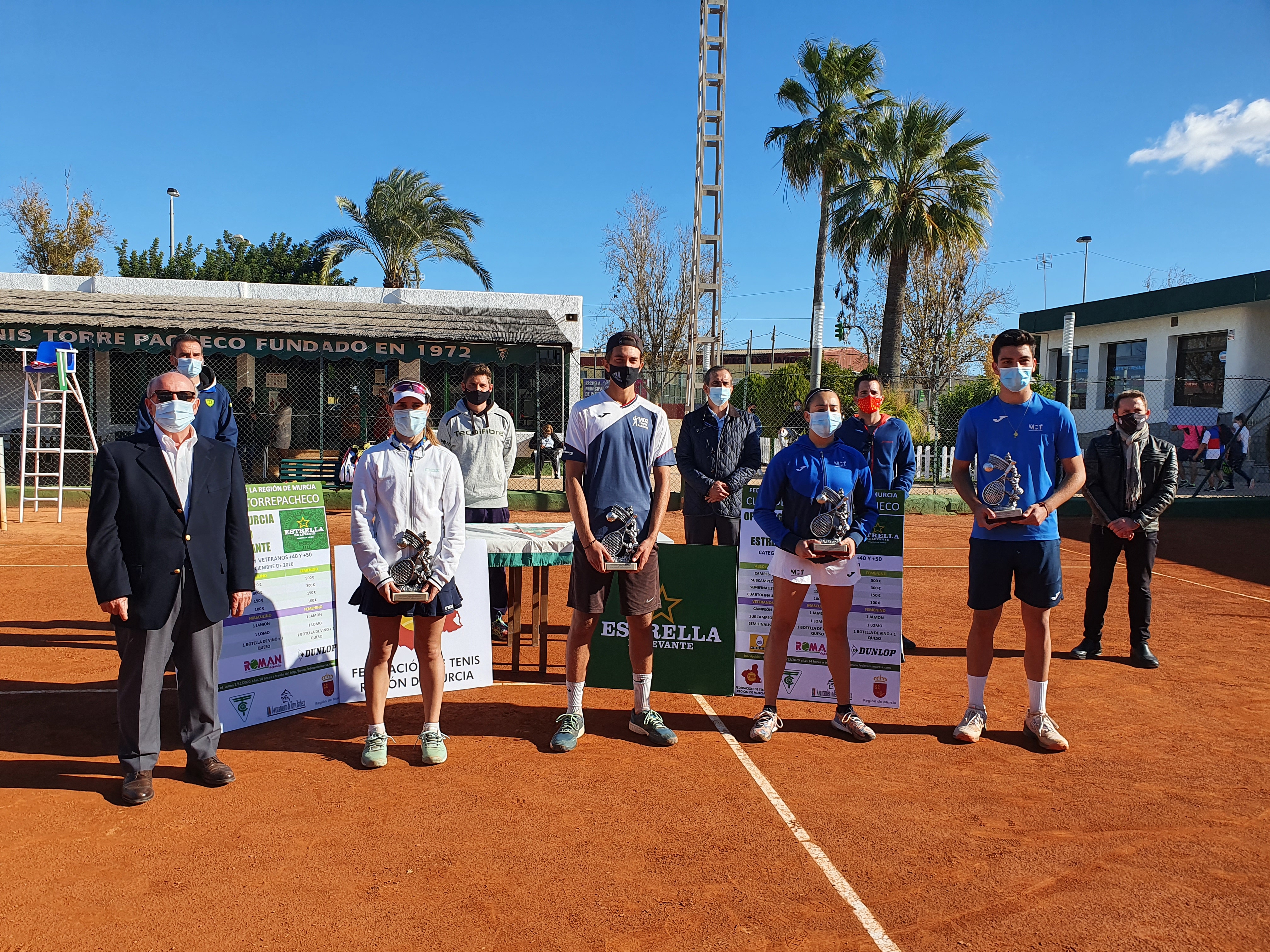 Jugadores y autoridades en la entrega de trofeos